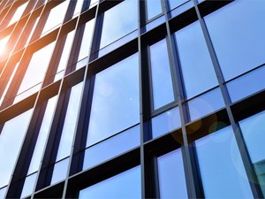 Cómo elegir la mejor fachada de aluminio y vidrio para tu edificio