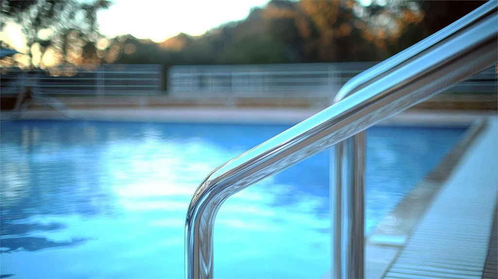 3 beneficios de instalar una barandilla en la piscina