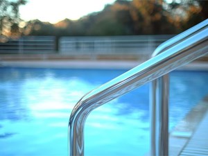 3 beneficios de instalar una barandilla en la piscina