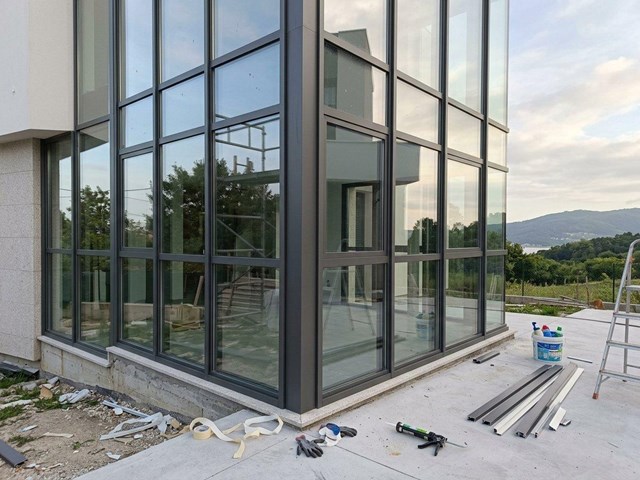 Instala muros cortina modernos con aislamiento en Nigrán