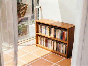 Protección UV total: cuida tu piel y tus muebles del sol