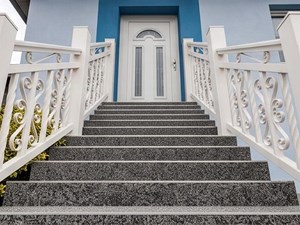 ¿Se puede instalar una barandilla de aluminio en una escalera de mármol o piedra?